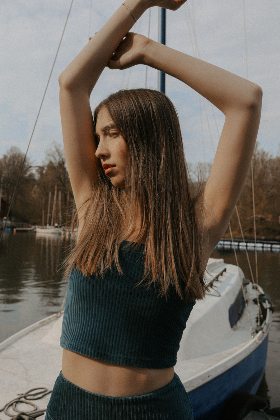 Krótki top bandażowy z materiału w prążek. Uszyty w Polsce. Short, body-hugging top made in Poland.