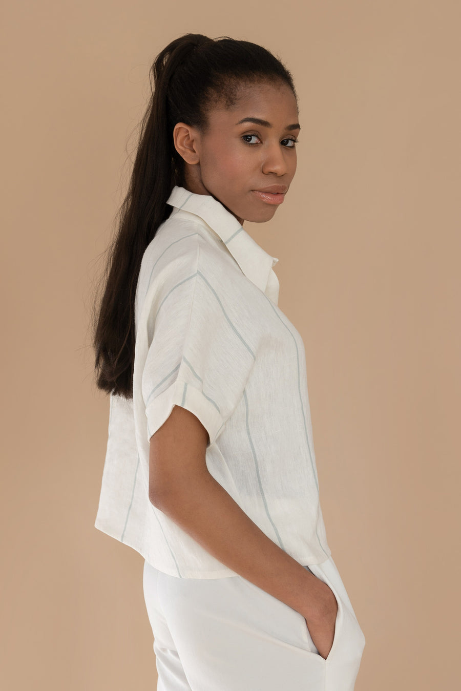 Krótka koszula lniana w paski. Boxy linen shirt with stripes.