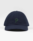 Granatowa czapka z zielonym, wyhaftowanym monogramem. Navy blue baseball cap with green embroidered logo.