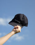 Granatowa, sportowa czapka z daszkiem polskiej produkcji. Navy blue baseball cap with white embroidered logo on the front.