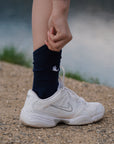 Granatowe skarpetki sportowe z bawełny organicznej wyprodukowane w Polsce. Navy blue organic cotton socks made in Poland.