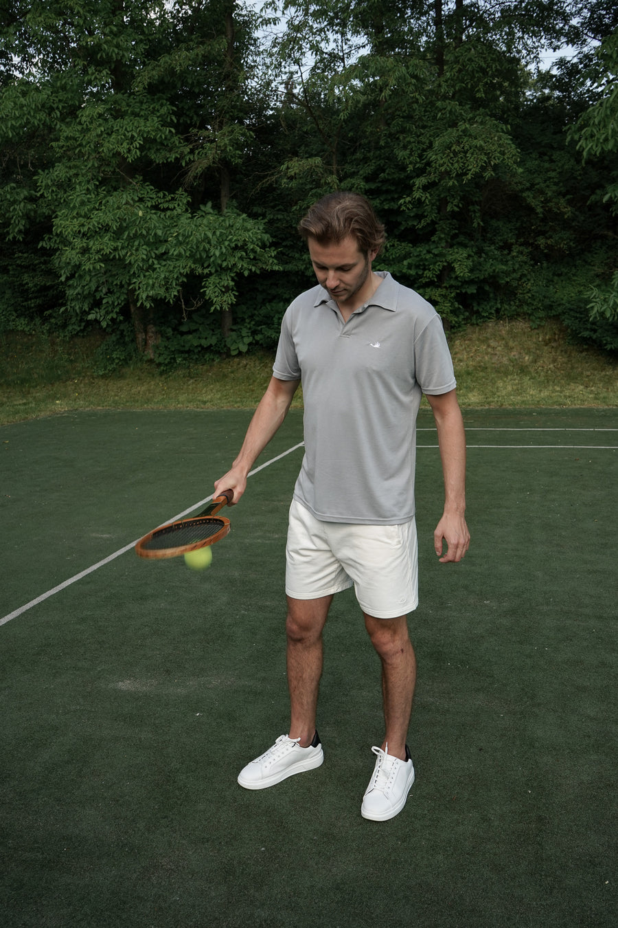 Elegancki męski komplet do gry w tenisa. Męskie szorty sportowe z dzianiny dresowej. Men's tennis outfit made in Europe.