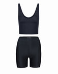 Czarny komplet do treningu z filtrem UV. Ubrania sportowe przyjazne środowisku. Black activewear set with UV protection.
