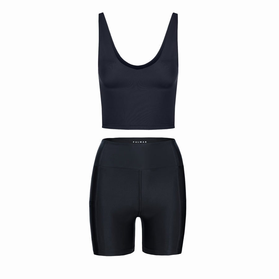 Czarny komplet do treningu z filtrem UV. Ubrania sportowe przyjazne środowisku. Black activewear set with UV protection.