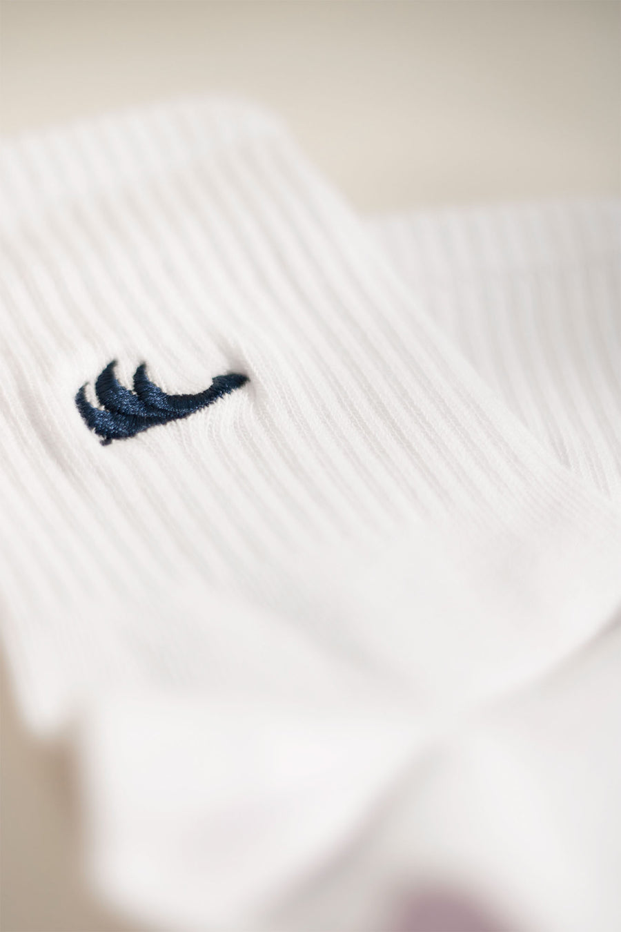 Skarpetki z bawełny organicznej z logo. Organic cotton crew socks in white.