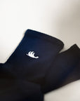 Granatowe skarpetki nad kostkę z logo. Navy blue organic cotton crew socks with embroidered logo.