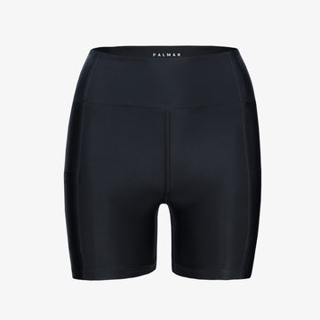 Czarne, sportowe bikery do połowy uda. Wyprodukowane w Polsce. Black biker shorts made from econyl.