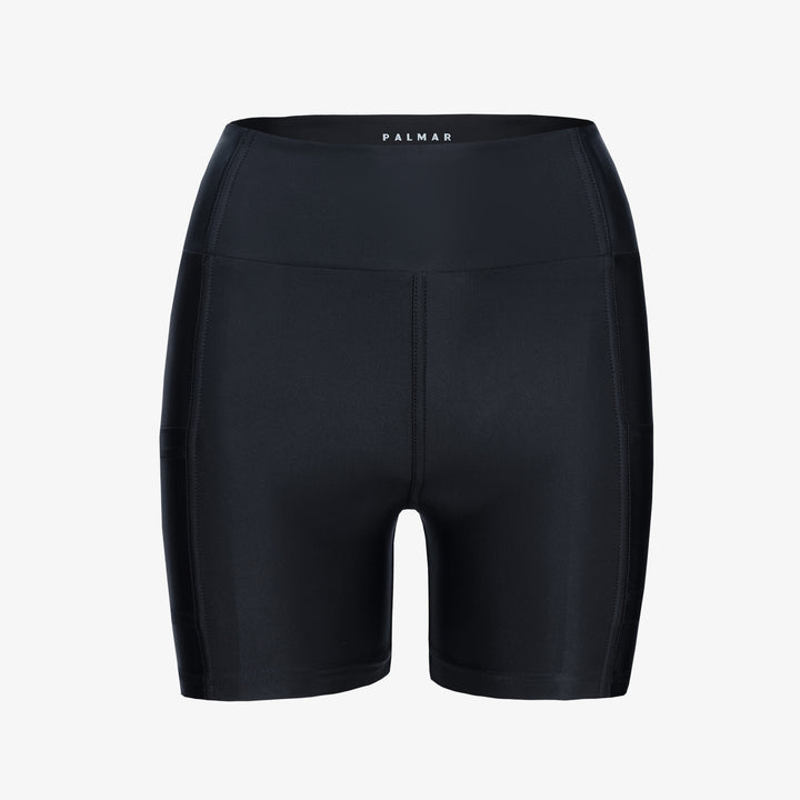 Czarne, sportowe bikery do połowy uda. Wyprodukowane w Polsce. Black biker shorts made from econyl.