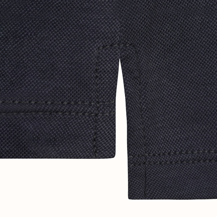Rozcięcie po bokach, dłuższy tył koszulki Polo. Small, quality details. Longer back of the shirt.
