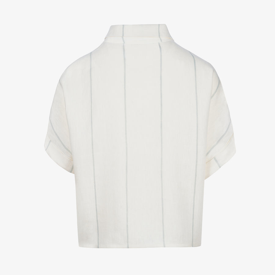 Tył damskiej koszuli lnianej z krótkim rękawem. The back of women's linen shirt with stripes.